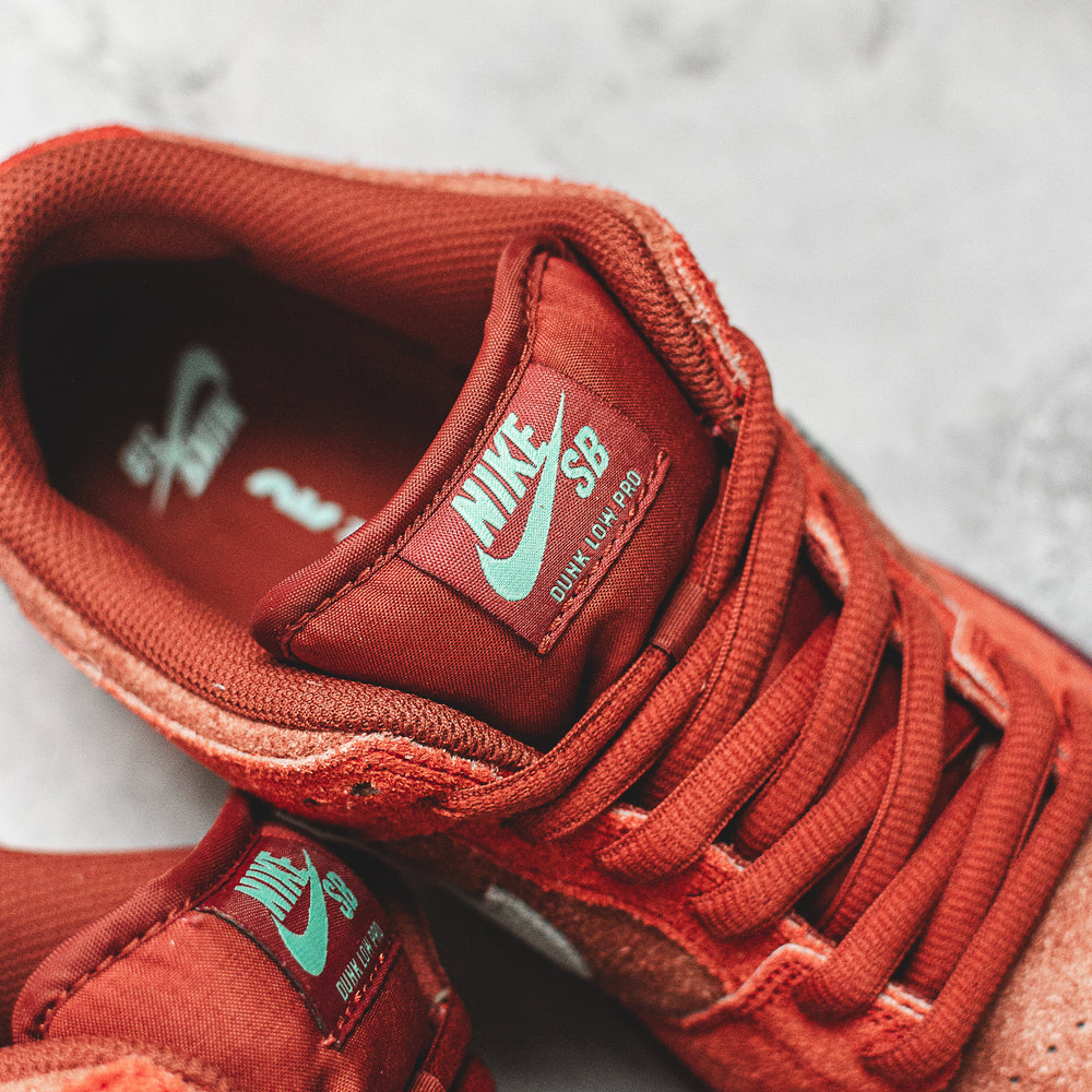 Tênis Nike SB Dunk Low Pro PRM Mystic Red / Emerald Rise / Rugged