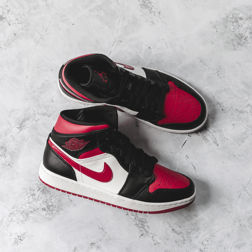Air jordan 1 bred toe on feet sales